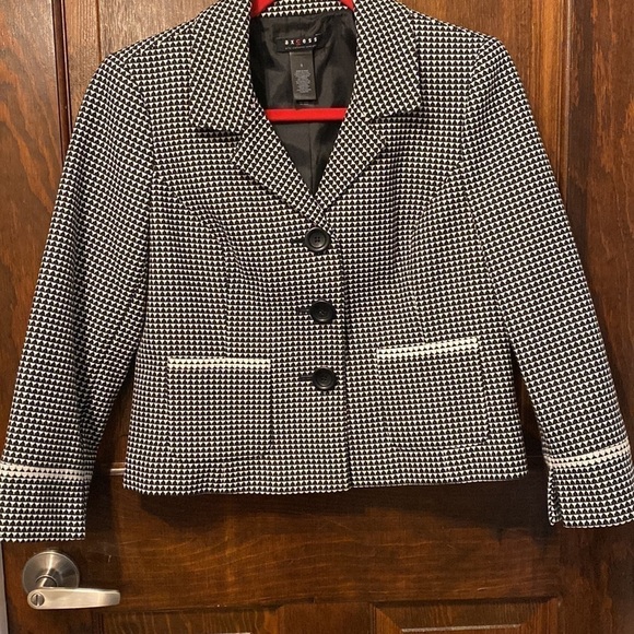 Axcess a Liz Claiborne co. short waisted black and white blazer. - Picture 2 of 8